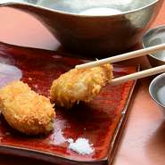 写真は『蟹味噌クリームコロッケ』。厳選した日本酒との相性も抜群です。蟹味噌の旨味を閉じ込めたのが味のポイント。【魚や　きてれつ】の料理は随所に職人技が光ります。
