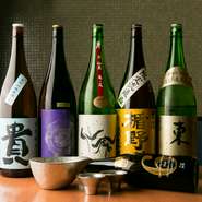 日本酒は常時10種類程取り揃えています。有名な銘柄というよりは、先の日本を担う若い杜氏によるお酒を入荷しています。絶品料理と極上のお酒で、会社の大切な取引先様との接待といったビジネスシーンにも理想的。