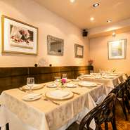 季節ごとに変わる絵画や新鮮なお花が飾られた優雅な空間。近くに築地本願寺があり、法事や式の後の親族でのお集まりに最適。ごゆっくりと幅広い年齢層の方がご利用できます。