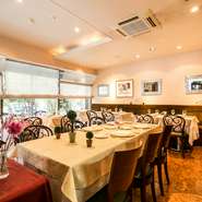 静かな落ちついた雰囲気の中で、美味しいお食事とともにくつろげるひとときはいかがでしょうか？お仕事の合間の充電時間にもおすすめ。たくさんのお席があるので、周りを気にせず過ごせます。