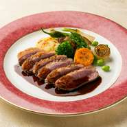 長谷川シェフは、伝統的なフランス料理のソースの味を守りつつ日本人の舌に合う新たなソースを常に研究し続けている。最近は、牛肉に最も良く合うソースを考案中。お次はどんなソースに出会えるのでしょう。