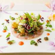 毎日築地市場からシェフ自ら野菜や魚を買い付けているため、その日の食材などにより、毎日メニューが変わります。その日でないと二度と味わえないかもしれない逸品を求めたお客様で賑わうお店です。