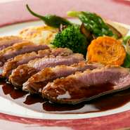 鴨は先に周りに焼き色をつけ、オーブンでじっくり中まで焼き上げた口当たりが柔らかい逸品。噛んだ時の鴨の香りがたまりません。赤ワインとポルト酒を煮詰めて作ったほのかに甘みのあるソースがかかっています。