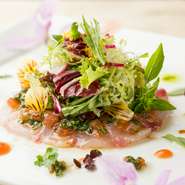 （写真は天然鯛のカルパッチョ）鹿児島県阿久根産の天然鯛のさっぱりとしたカルパッチョ。バルサミコ酢使用の手作りのビネグレットは、適度な酸味でどちらかというとマイルド。ハーフは700円～です。