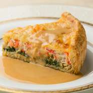 卵を控えめに、中の具材の割合を多くし、具がぎっしりつまっています。よく炒めた玉ねぎと蟹とほうれん草に、蟹味噌ソースの香りが食欲をそそる至極のハーモニー。