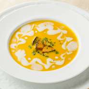 （写真はかぼちゃのポタージュ）かぼちゃをピューレ状にし、生クリームとブイヨンを加えよく炒めた玉ねぎと混ぜたやさしい味のポタージュです。かぶにごぼうやほうれん草等年間20種類ほどの野菜を使用してるとか。