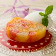 オレンジと2種類のグレープフルーツを酸味のあるすっきりとしたゼリーにしたもの。ヨーグルトのソルベにフランボワーズの甘酸っぱいソースを添えた夏を感じるデザートです。