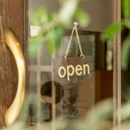 あたたかな森の中にいるような落ち着く佇まい。ドアを開けると、奥にはくつろぎの空間が広がっています。