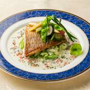 その日で一番美味しい魚を選び購入した魚料理。自ら魚を捌き、じっくり丁寧に焼き上げた逸品。ソースはクリームベースでありながら、たっぷりの白ワインとハーブによりしつこくなく目にも鮮やか。