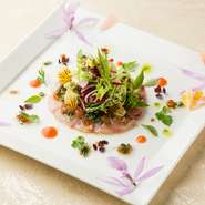 毎朝築地市場に通い、魚を吟味し続けてきているので、美味しい魚を選ぶ目には自信があります。捌きや焼き方など、魚の扱いはおまかせください。素材にあった調理方法でご提供します。