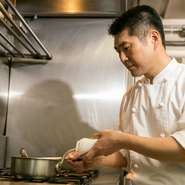 お客様に、楽しく、美味しいものを食べていただきたい。時には時間がかかっても一皿ずつ手は抜かずに丁寧にお作りしています。ゆったりとした雰囲気の中で楽しくおくつろぎください。