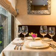 華やかで静かな空間は非日常のひとときをお過ごしいただけます。「大切な人を連れていきたいお店」というお客様もいて、記念日を祝うカップルや特別な日のデートに、毎年予約して何年間も利用されるご年配の夫婦も。