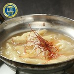 ◆濃厚白濁スープ使用メニュー◆
香鶏使用の鶏餃子と濃厚白濁スープが絡まって旨味が口いっぱいに広がります。
皮は老舗皮専門店から仕入れており、もちもちしていて、いくらでも食べれてしまいそうな一品です。