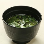 香鶏のガラを毎日じっくり長時間煮込んで作っています。 