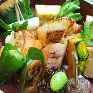 裏路地のビルの3階にあるお店です。個室はありませんが、個人店ならでわの美味しい料理と旨いお酒をご用意しています。
