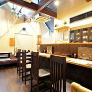 料理人の仕事が見えるカウンター席と気軽に使えるテーブル席、落ち着いた気分で過ごせる小上がり席を用意。どこかほっとするような家庭的な雰囲気の中で、季節の料理を楽しめます。