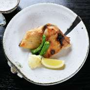 料理人愛用の器は、現在も立ち入り制限がされている浪江町のおおぼり焼き。魯山人ゆかりの割烹で修行をした経験から「温かみのある器で料理を召し上がっていただきたい」と、一点ものにこだわっています。