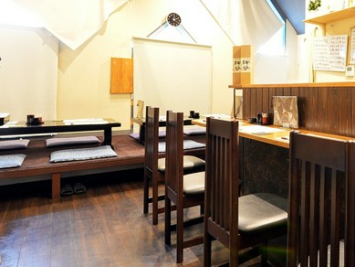 地元の食通が一軒、少人数での晩餐を満喫できる