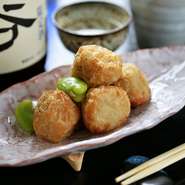 シンプルに素材の良さを引き出した料理。じっくりと下茹でした里芋に甘辛く味付けし、最後はカラッと揚げています。