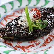 素揚げした茄子に味噌を乗せて軽く炙っています。味噌は京桜味噌と白味噌を合わせ、そこに挽き肉を加えたオリジナル。夏は賀茂ナスに変わります。