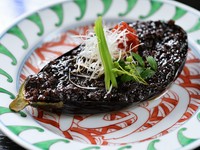 素揚げした茄子に味噌を乗せて軽く炙っています。味噌は京桜味噌と白味噌を合わせ、そこに挽き肉を加えたオリジナル。夏は賀茂ナスに変わります。