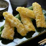 素材の良さを活かすべく、揚げる際の味付けは天然塩のみ。甘みの強いとうもろこしにこだわって取り寄せています。