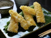 素材の良さを活かすべく、揚げる際の味付けは天然塩のみ。甘みの強いとうもろこしにこだわって取り寄せています。