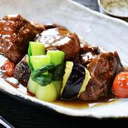 醤油と西京味噌を隠し味に入れた和風テイストのデミグラスソースは絶品。そのソースで上質な国産牛を煮込みます。肉の下に敷き詰めているのは、5種類の野菜。見た目も鮮やかです。