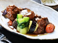 醤油と西京味噌を隠し味に入れた和風テイストのデミグラスソースは絶品。そのソースで上質な国産牛を煮込みます。肉の下に敷き詰めているのは、5種類の野菜。見た目も鮮やかです。