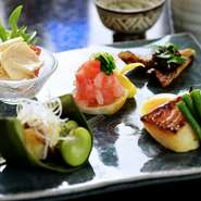 コース料理の一品として出されるメニューです。海の幸、山の幸と様々な食材を使用。時季や仕入れ状況によって、内容は変わります。