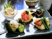 コース料理の一品として出されるメニューです。海の幸、山の幸と様々な食材を使用。時季や仕入れ状況によって、内容は変わります。