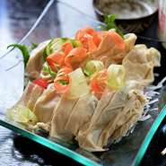 シャキシャキとしたレタスとつま大根に生湯葉を加えたヘルシーな一品。2種類の食感が楽しめるのもポイントです。