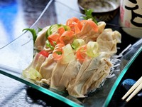 シャキシャキとしたレタスとつま大根に生湯葉を加えたヘルシーな一品。2種類の食感が楽しめるのもポイントです。