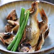 中骨や内臓を取り除くなど念入りに下処理した鮎を数時間陰干しし、酒をふりかけて焼き上げます。日本酒や焼酎との相性も抜群。