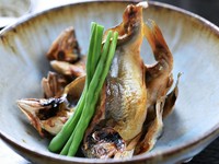 中骨や内臓を取り除くなど念入りに下処理した鮎を数時間陰干しし、酒をふりかけて焼き上げます。日本酒や焼酎との相性も抜群。