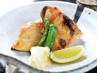 焼き魚は一年を通して常備しているグランドメニュー。天然塩で焼き、美味しく仕上げています。