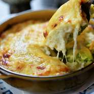 マイルドなアボカドとクリームが蟹の旨味を際立たせています。スプーンを入れた瞬間に、極上の香りがパッと広がるメニュー。