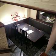 ★お座敷８畳10名×２(16畳での貸切20名）
★堀ごたつ半個室6名様まで×３
★中二階テーブル席4名様まで×３（貸切10名）
★地下テーブル席4名様まで×３（貸切14名）
★1階テーブル席個室6名様×１
★カウンター席12席
