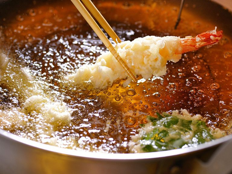 調理風景を楽しめるカウンター席がおすすめ