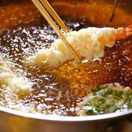 スタイリッシュなカウンター席は、女性一人でも気軽に利用ができます。お酒をいただきながら、手際よい料理人の手さばきを眺めるのも楽しみのひとつ。目の前で揚げられたアツアツの天麩羅は、また格別です。