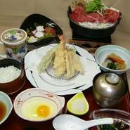 お昼のお膳料理。
メイン料理、３０種類以上の中から選ぶ料理。
２種類お選びください。
(※昼夜ともご予約ください)