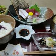 吉楽庵の平日ランチ。30種類以上の中からお好きな料理をえらぶランチ。