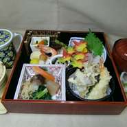 『松花堂』は奇数の月料理となります。
偶数の月は『点心』の料理がご利用いただけます。
お得で前菜～果物まで付きます。
吉楽庵の料理を食べるならおすすめです。