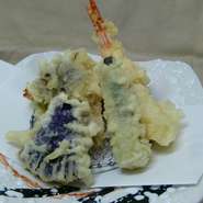 海老２本、野菜３種、他
定番のおすすめ料理！
カリット揚げる、美味しい一品。