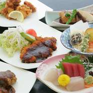 ランチにおすすめ！メイン料理とサラダ、御飯、味噌汁、漬物がついて1300円(税込）毎日1種類づつたべても1か月分は種類あります
平日限定で、夜も同じお膳料理食べれます。ご家族、友人との食事会にご利用ください。