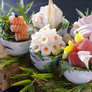 本店である【魚重】と提携、その日仕入れた中からさらに上質な素材を厳選して使用。伊勢湾産を中心としたおつくりは、季節の味覚を味わえる一品です。生簀には伊勢志摩、熊野灘から届いた鮮魚で賑わいます。