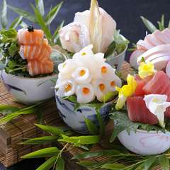 毎朝市場で目利きしたものや、産地直送の新鮮魚介でつくる『おまかせ造り盛り』