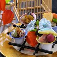 季節感あふれる演出が魅力。旬の食材をふんだんに使ったボリュームのあるコースです。お祝いの席や法事ごと、家族の記念日に。季節の味を楽しみながら充実したひとときを。（写真は前菜です）