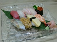 お寿司９品、焚物、茶わん蒸し、味噌汁が付きます。
お昼、夜とも注文出来ます。満足します。
他に、寿司5品、寿司6品、寿司7品、寿司10品など
種類が沢山！ご利用ください。