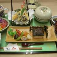 メイン料理（1品）、四季彩盛り（前菜）、焚物、サラダ、茶碗蒸し、ご飯・味噌汁（漬物）付。
昼夜注文出来ます。
